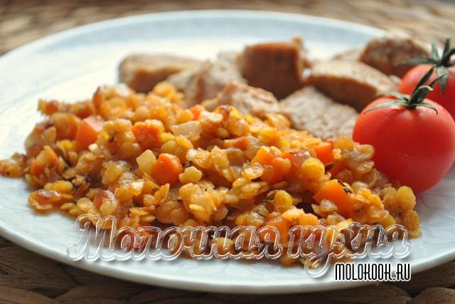 Вареная чечевица с овощами