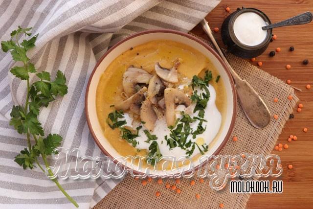 Чечевичный суп-пюре с жареными шампиньонами