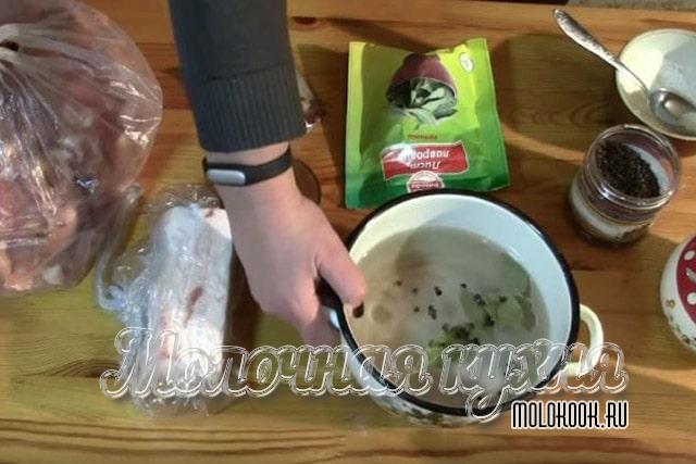Приготовление лукового рассола с шелухой