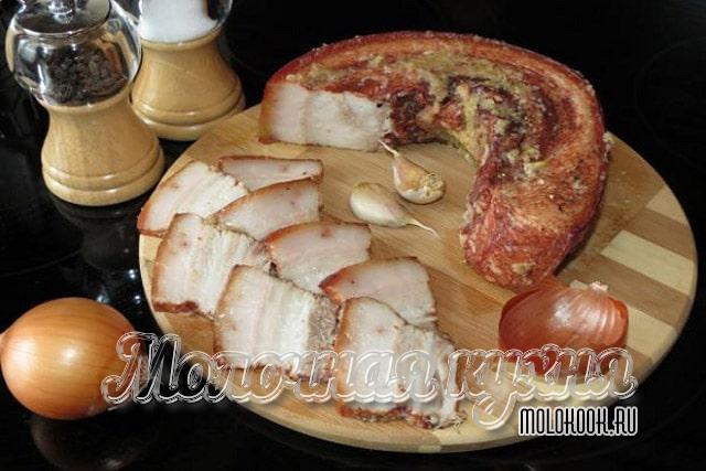 Соленое сало, сваренное в луковой шелухе