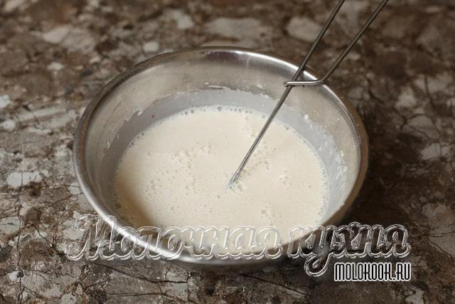 Дрожжи залиты молоком
