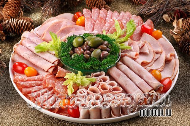 Пример оформления мясной нарезки к коньяку