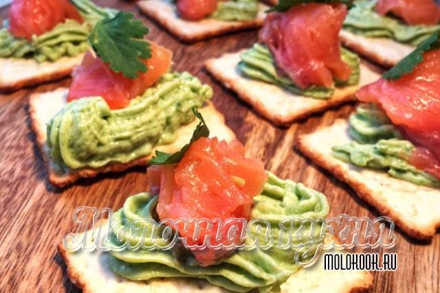 Хрустящая закуска с красной рыбой