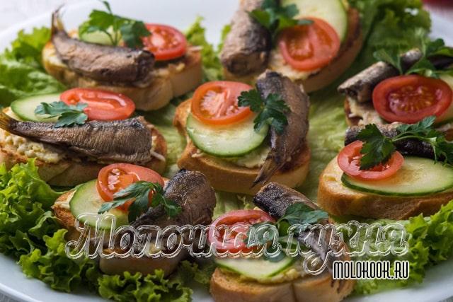 Бутерброды с овощами и шпротами