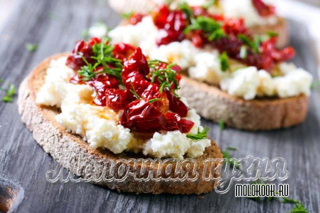 Брускетта с козьим сыром и вялеными помидорами