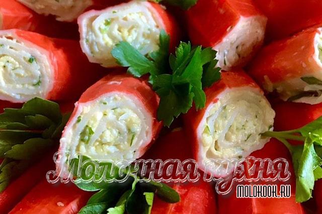 Крабовые палочки, фаршированные сыром