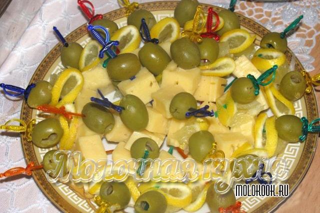 Канапе с сыром, оливками, лимоном