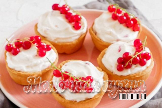Сливочные корзинки с ягодами