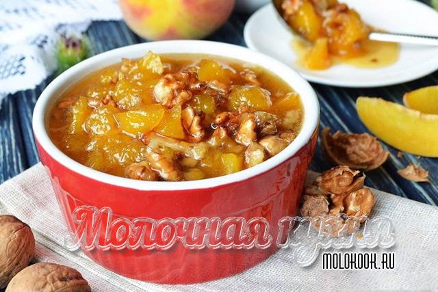 Абрикосовое варенье с грецкими орехами