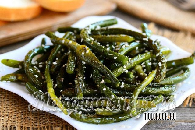 Корейские стрелки чеснока с кунжутом