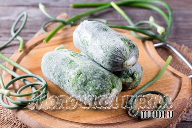 Чесночная масса из стрелок, замороженная в пленке на зиму
