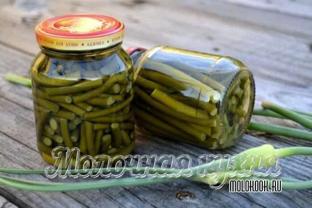 Маринованные чесночные стрелки с растительным маслом