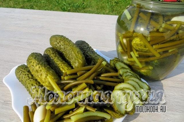 Чесночные стрелки с огурцами