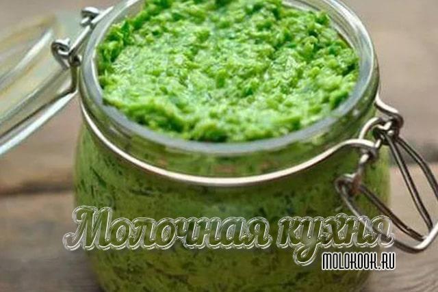 Чесночные стрелки, измельченные в мясорубке