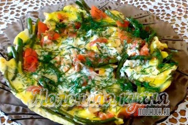 Чесночные стрелки с яйцом и помидорами
