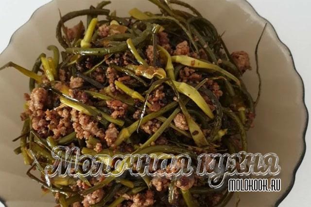 Стрелки чеснока с мясным фаршем