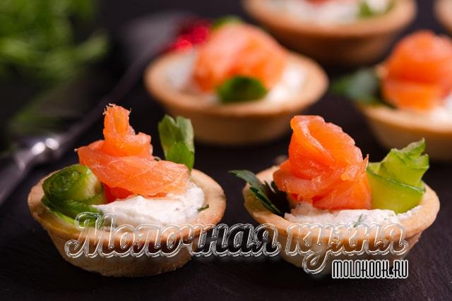 С красной рыбой, творожным сыром, огурцом