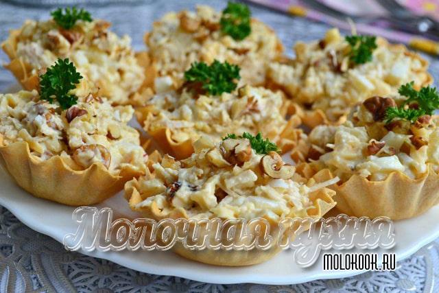 С курицей, ананасами, орехами