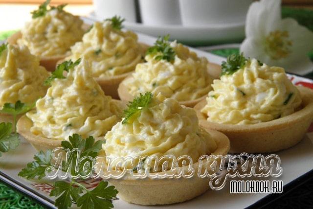 С плавленым сырком и яйцами