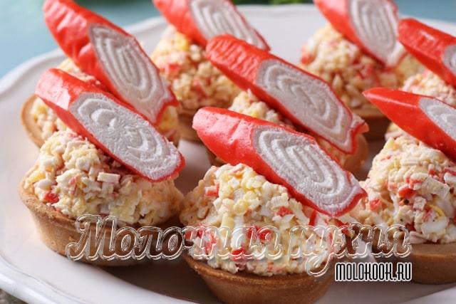 С крабовыми палочками, яйцом, сыром
