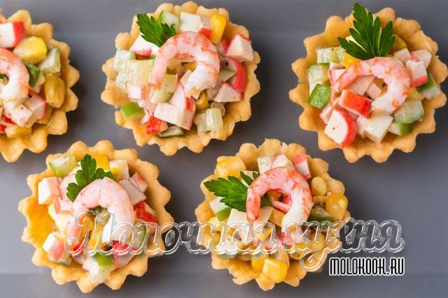 С крабовыми палочками и креветками