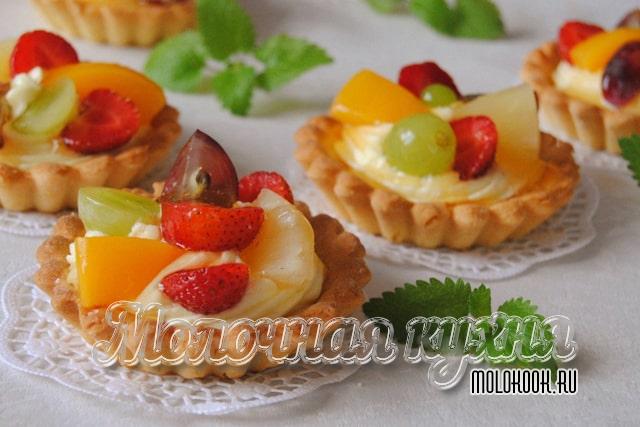 С фруктами и кремом