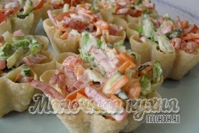 С колбасой и корейской морковкой