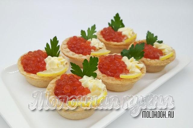 С красной икрой, маслом и лимоном