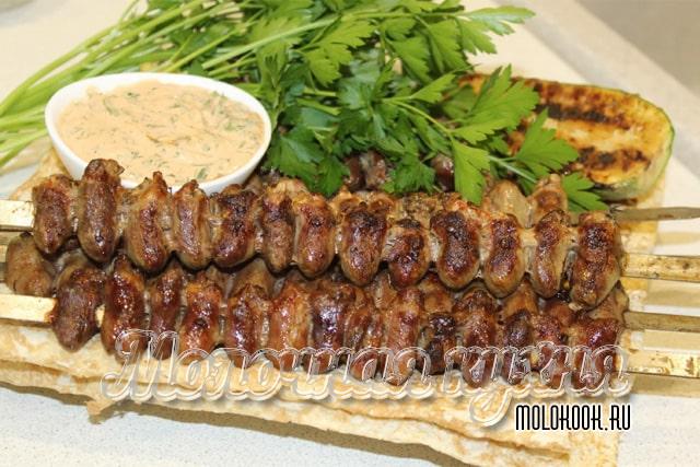 Шашлык из куриных сердечек в пивном маринаде