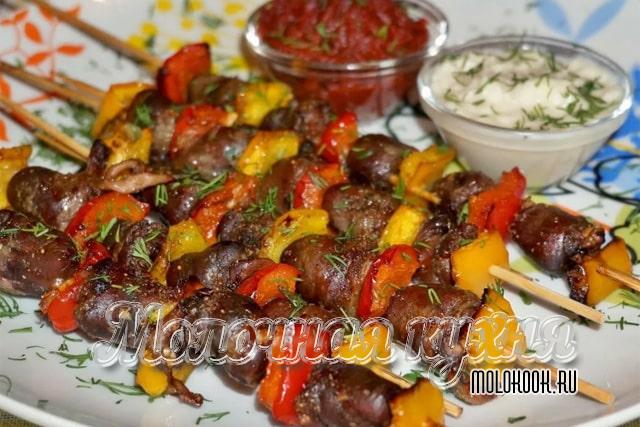 Шашлык из маринованных в вине куриных сердечек