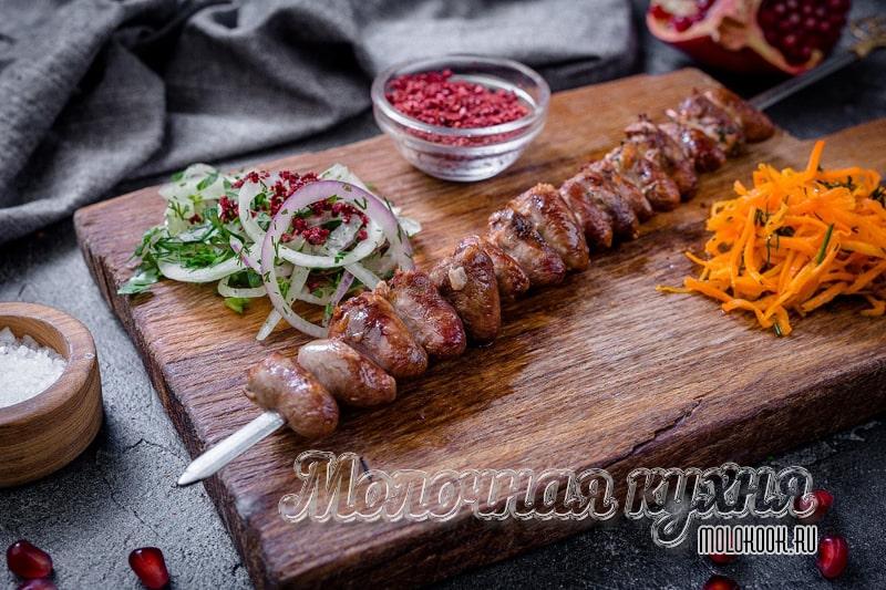 Шашлык из куриных сердечек на мангале