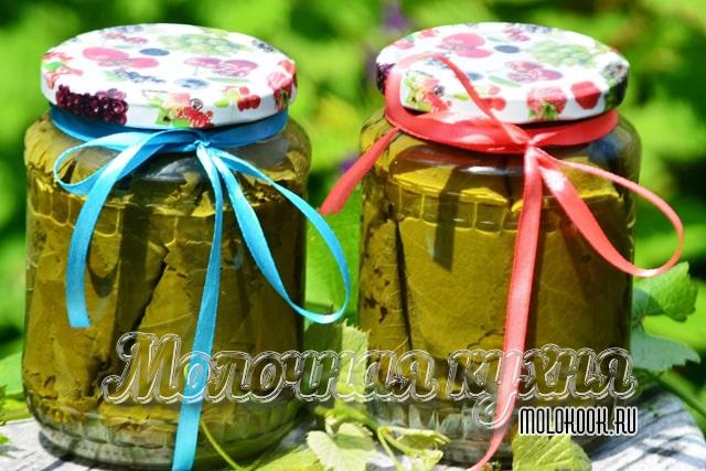 Маринованные листья винограда в банках