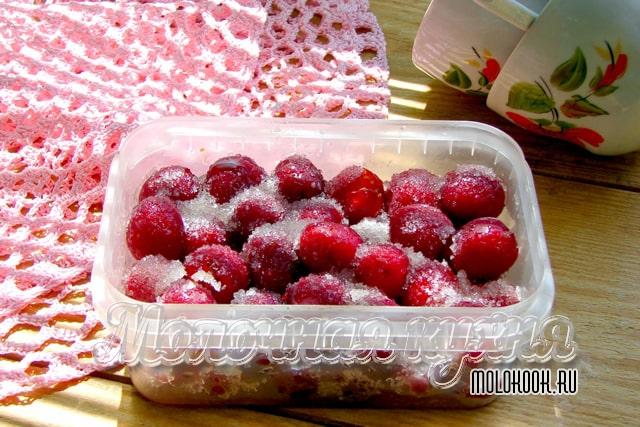 Вишня в контейнере с сахарным песком