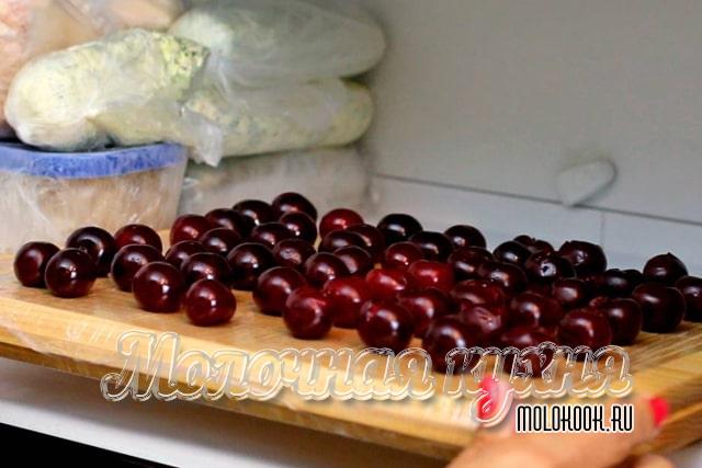 Заморозка вишни на разделочной доске