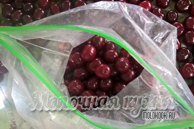 Вишня в пакете для заморозки