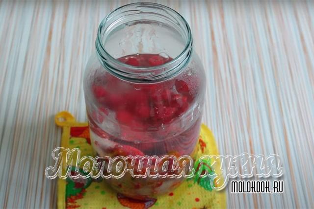 Влить воду до уровня ягоды