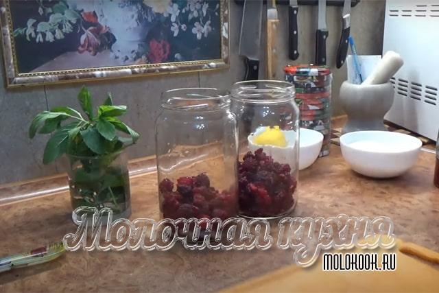 Засыпать малину в простерилизованные банки