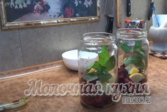 Сверху положить лимон и мяту
