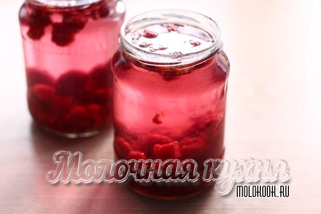 Залить малину водой