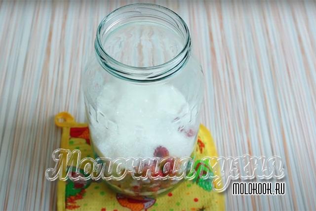 В банки высыпать малину, сахар, лимонную кислоту