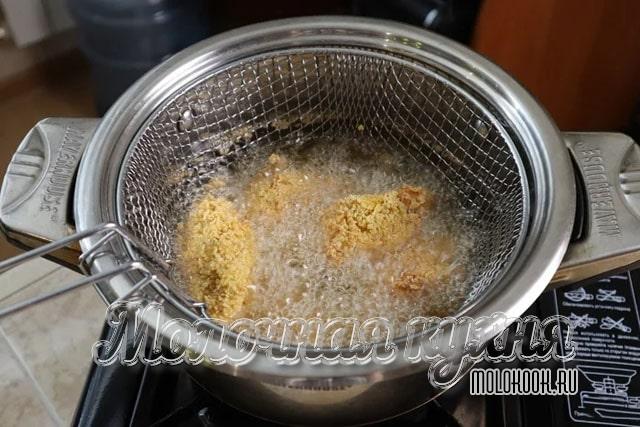 Обжарить в кипящем масле