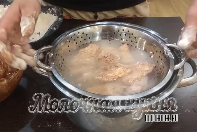 Опустить в воду