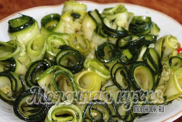 Кабачки с укропом, чесноком и лимоном