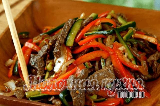 Корейский салат ве-ча с огурцами, мясом и перцем