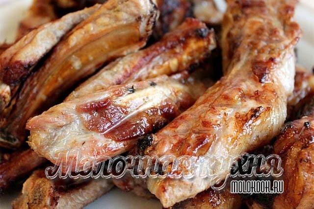 Ребра на углях в кефирном маринаде