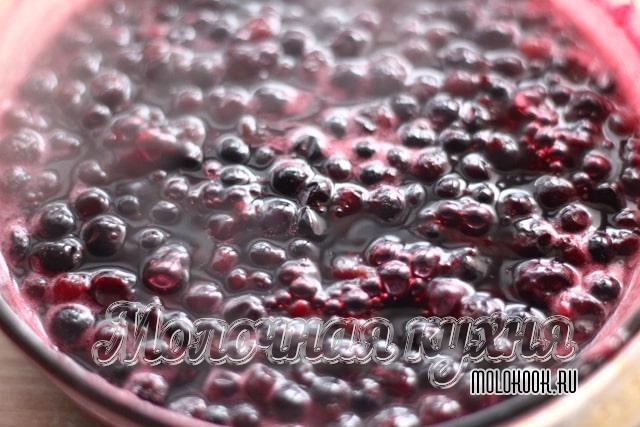 Проварить ягоды с водой