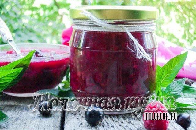 Варенье-пятиминутка из черной смородины и малины