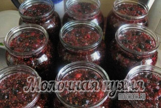 Разлить варенье по банкам