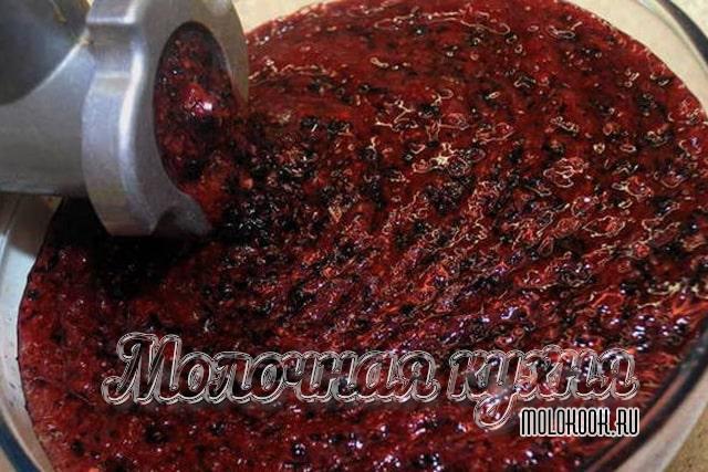 Перекрутить смородину через мясорубку