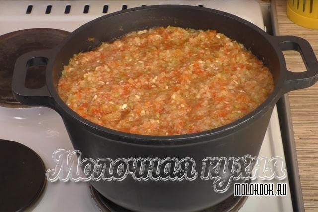 Аджика варится на плите